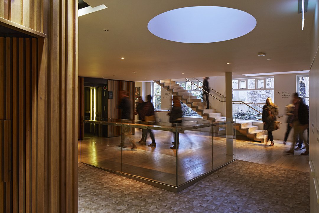 Foyer with circle roof_small